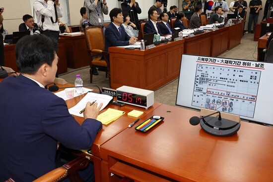 안규백 국방부 장관 인사청문회 당시 안 장관 옆 모니터에 학적기록부가 띄워져 있다. 사진=연합뉴스