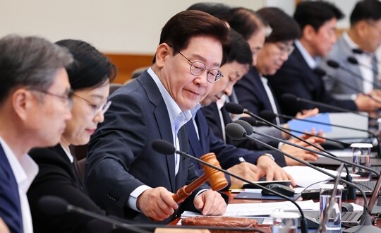 이재명 대통령이 8월 4일 청와대에서 열린 국무회의에서 의사봉을 두드리고 있다. 사진=연합뉴스