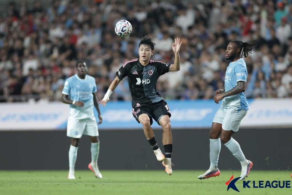 세계적인 명문 맨체스터 시티와 팀 K리그의 친선전 등 팬들을 위한 축제가 열렸으나 K리그를 둘러싼 상황은 뒤숭숭하기만 하다. 사진=한국프로축구연맹 제공