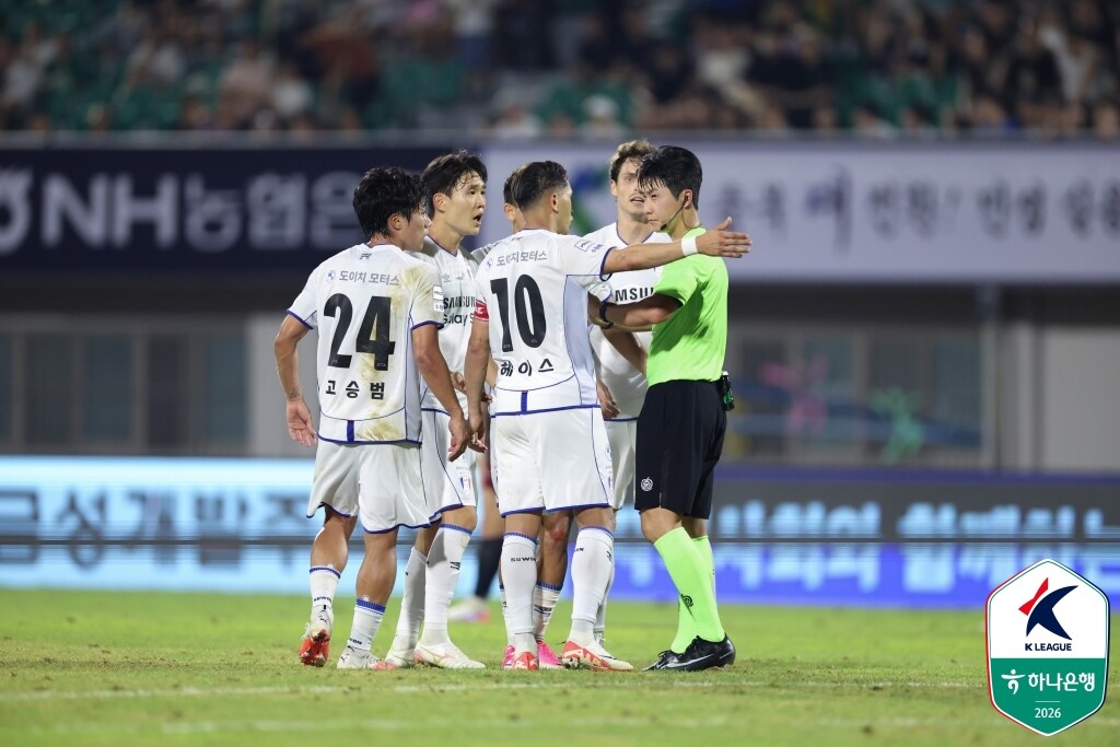K리그2에서 나온 석연치 않은 득점 취소 판정은 큰 반발을 낳았다. 대한축구협회는 해명에 나섰으나 논란은 지속되고 있다. 사진=한국프로축구연맹 제공