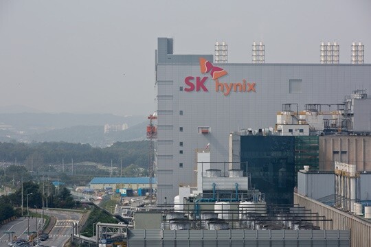 ‘영업이익 N% 성과급’ 논란의 진원지인 SK하이닉스에 전운이 감돌고 있다. SK하이닉스 이천 건물 전경. 사진=일요신문DB