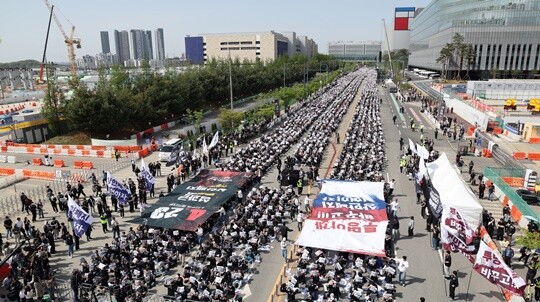 지난 4월 23일 경기도 평택시 삼성전자 평택캠퍼스에서 열린 삼성전자 노동조합 공동투쟁본부의 투쟁 결의대회. 사진=연합뉴스