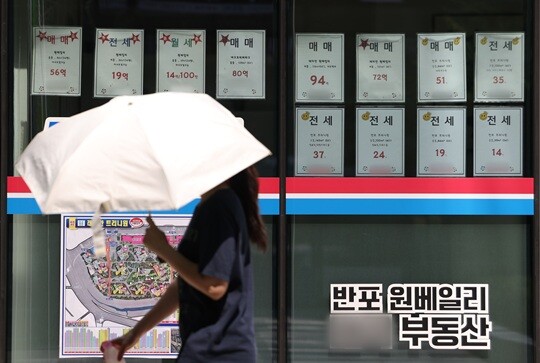 서울 서초구일대 공인중개사에 붙어있는 매물. 사진=연합뉴스
