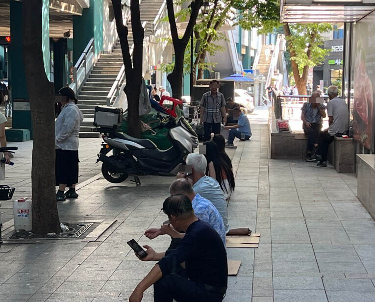 폭염이 이어진 지난 6일 서울 종로구 탑골공원에서 노인들이 그늘에 앉아 더위를 피하고 있다. 사진=한승구 기자