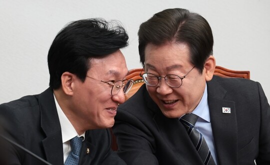 2025년 4월 더불어민주당 이재명 당시 대표와 김민석 당시 수석최고위원이 국회에서 열린 최고위원회의에서 대화를 나누고 있다. 사진=박은숙 기자