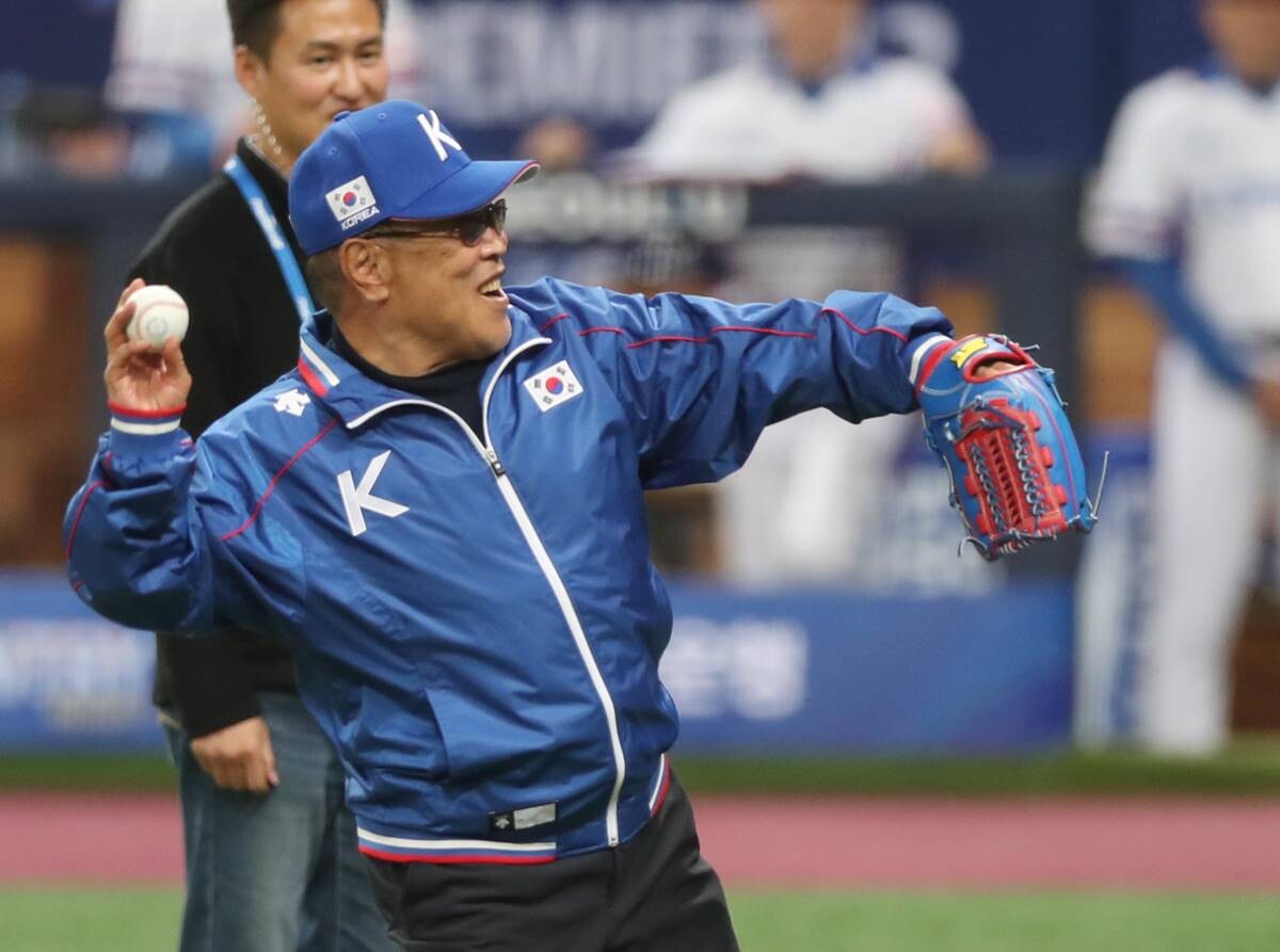 2019년 11월 6일 고척스카이돔에서 열린  WBSC 프리미어12 예선라운드 한국과 호주의 경기에서 백인천 전 감독이 시구하는 장면. 사진=연합뉴스