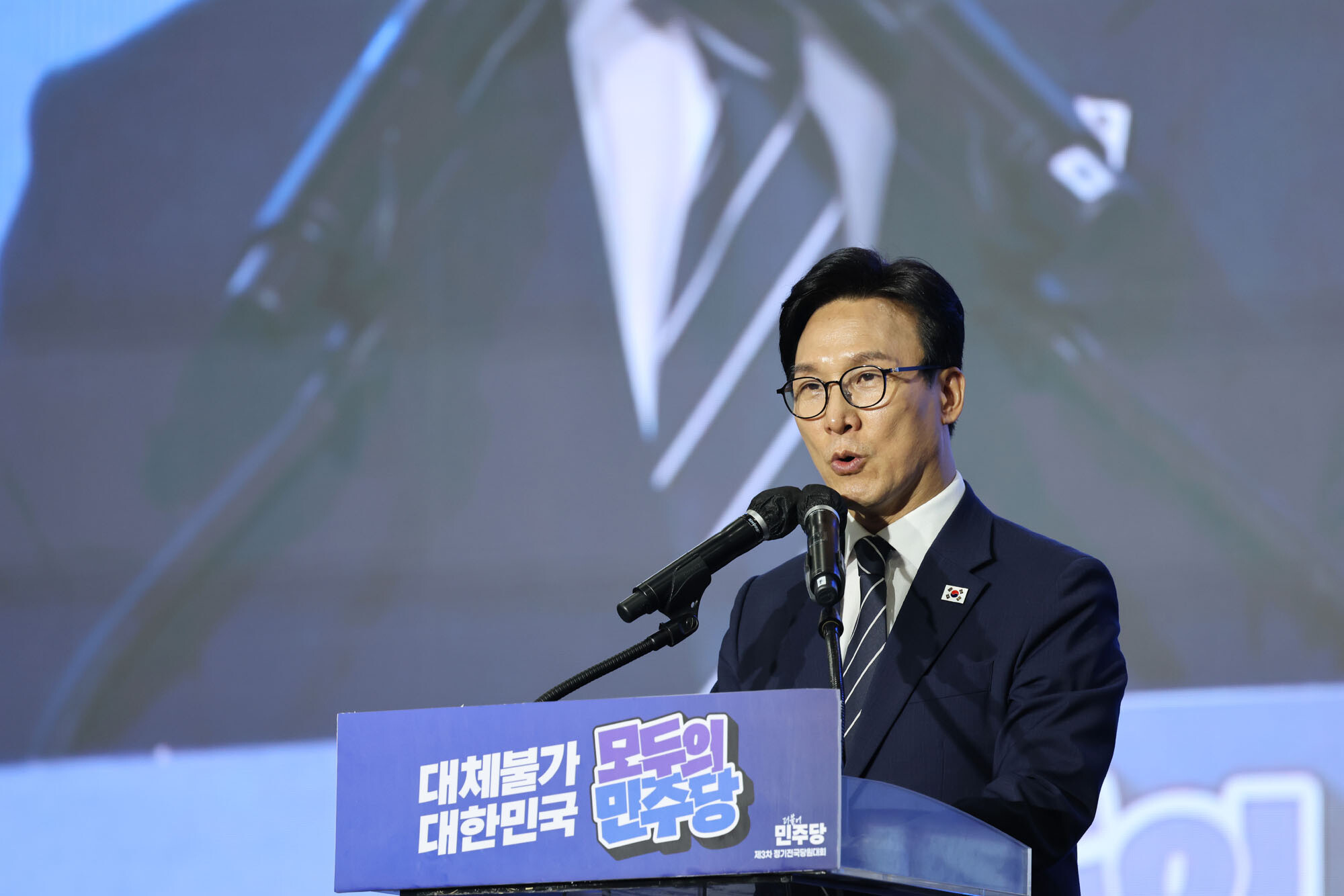 8월 17일 대전 유성구 대전컨벤션센터(DCC)에서 열린 더불어민주당 제 3차 정기전국당원대회에서 김민석 당대표 당선자가 수락연설을 하고 있다. 사진=이종현 기자