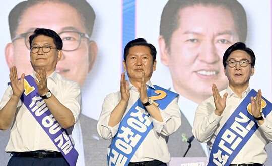 8월 17일 대전 컨벤션센터에서 열린 더불어민주당 8·17 전당대회에서 송영길 정청래 김민석 당대표 후보가 당원들에게 인사를 하고 있다. 사진=이종현 기자