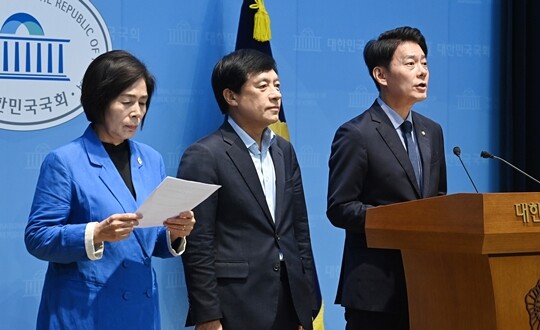 더불어민주당 한민수 이성윤 최민희 최고위원 후보가 7월 24일 국회 소통관에서 김민석 당대표 후보의 '신천지 의혹' 제기와 관련해 기자회견을 하고 있다. 사진=박은숙 기자