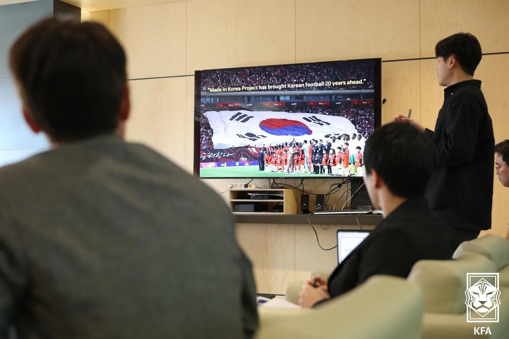 축구 국가대표팀 임시 감독 선임 과정이 진행되고 있다. 대한축구협회 전력강화위원회의 2025년 회의 장면. 사진=KFA 제공