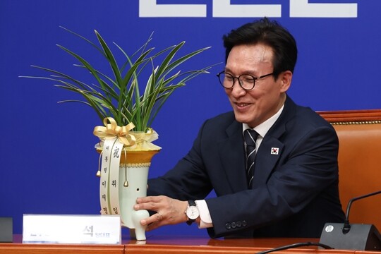 김민석 더불어민주당 신임 당대표가 8월 18일 국회에서 강훈식 대통령 비서실장으로부터 이재명 대통령의 당선 축하난을 전달받고 있다. 사진=박은숙 기자