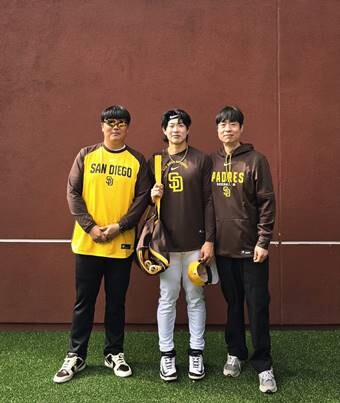 허문회 전 감독(오른쪽)은 개인 코디네이터 자격으로 송성문(가운데)의 스프링캠프에 동행한 바 있다.