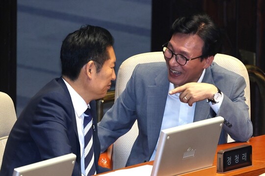 더불어민주당 김민석 대표와 정청래 전 대표가 8월 20일 국회 본회의에서 대화를 나누고 있다. 사진=박은숙 기자