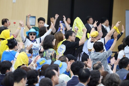 8월 17일 대전 컨벤션센터에서 열린 더불어민주당 8·17 전당대회에서 최민희 후보가 수석최고위원에 당선되자, 최민희 지지자들이 환호하고 있다. 사진=이종현 기자