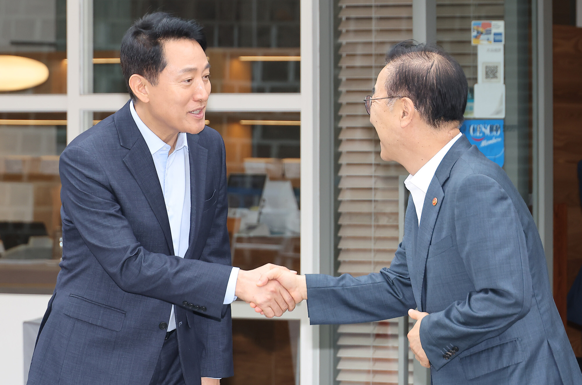 김윤덕 국토교통부 장관과 오세훈 서울시장이 20일 서울 모처의 한 식당에서 용산공원을 활용한 주택 공급 등 서울 주택 문제 협의를 마친 뒤 자리를 떠나고 있다. 사진=임준선 기자