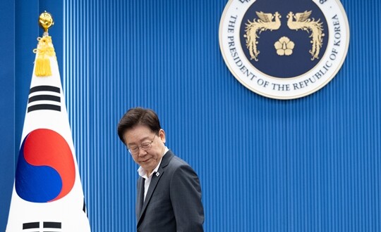 이재명 대통령이 8월 21일 청와대에서 열린 국민주권정부 제1차 반부패정책협의회에서 국민의례를 마친 뒤 착석하고 있다. 사진=연합뉴스