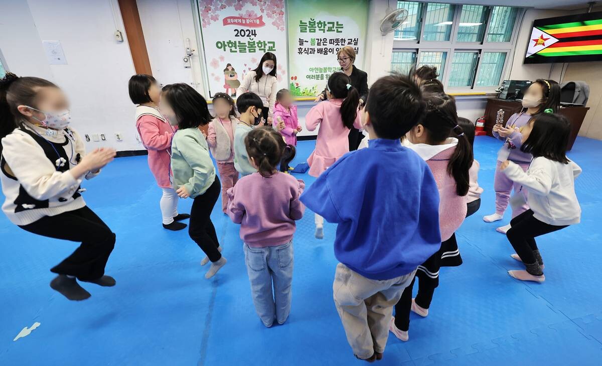 서울 아현초등학교 '늘봄학교' 프로그램 중 '세상의 모든 리듬' 에 참여한 학생들이 선생님과 즐거운 시간을 보내고 있다. 사진=연합뉴스