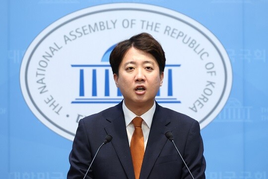 이준석 전 개혁신당 대표가 8월 26일 국회 소통관에서 당대표직 사퇴 기자회견을 하고 있다. 사진=박은숙 기자