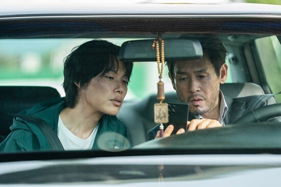 '들쥐'에서 류준열은 오랜 기간 한 소속사에서 함께했던 선배 배우 설경구와 첫 호흡을 맞춘 것으로도 주목받았다. 사진=넷플릭스 '들쥐' 스틸컷