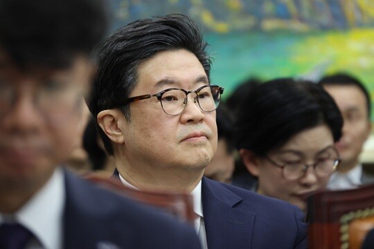 2025년 10월 14일 국회 정무위원회에서 열린 국정감사에 출석 중인 김병주 MBK파트너스 회장. 사진=박은숙 기자