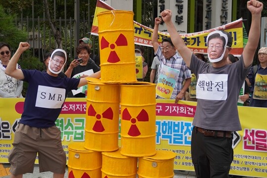 9월 1일 탈핵순례길에 나선 이들이 핵 폐기물 모형을 쌓아놓는 퍼포먼스를 펼치고 있다. 사진=신규핵발전소저지와 핵 없는 사회를 위한 전국행동 제공