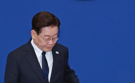 이재명 대통령이 9월 3일 청와대에서 열린 수석보좌관회의 자리에 앉고 있다. 사진=연합뉴스