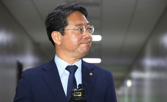 법무부 장관 후보로 지명된 김승원 더불어민주당 의원이 8월 31일 국회에서 열린 법제사법위원회 법안심사제1소위원회에 입장하며 지명 소감을 밝히고 있다. 사진=박은숙 기자