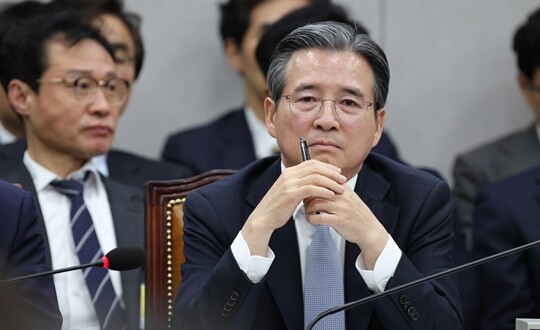 2025년 11월 6일 김용범 대통령 정책실장이 국회 운영위원회에서 열린 대통령비서실과 국가안보실, 대통령경호처 등에 대한 국정감사에서 의원 질의를 듣고 있다. 사진=박은숙 기자