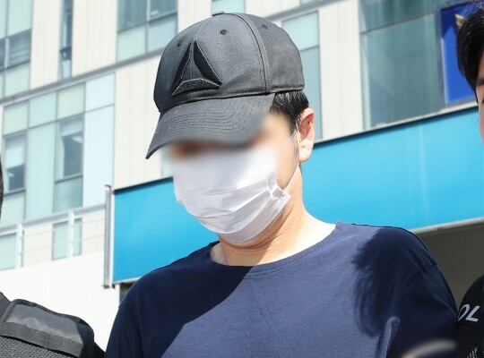이혼 소송 중이던 아내를 찾아가 살해한 30대 남성이 지난 9월 3일 구속 전 피의자 심문(영장실질심사)에 출석하기 위해 경기도 성남시 분당경찰서 유치장에서 나오고 있다. 사진=연합뉴스
