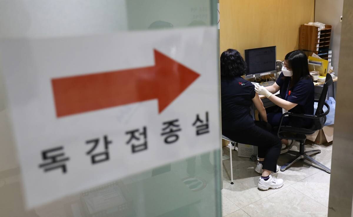 서울 강서구 한국건강관리협회 건강증진의원 서울지부 독감접종실에서 한 시민이 독감 예방접종을 받고 있다. 사진=박정훈 기자