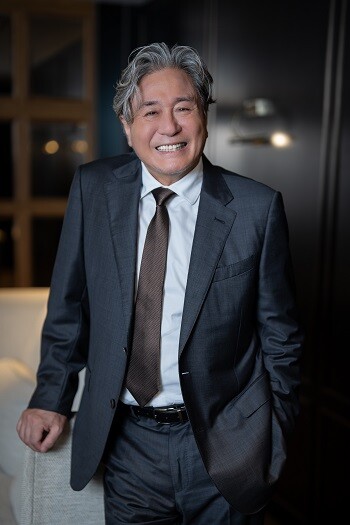 배우 최민식은 할리우드 영화를 원작으로 한 '인턴'에서 다시 회사로 돌아온 실버 인턴 기호를 연기했다. 사진=워너브러더스 코리아㈜ 제공