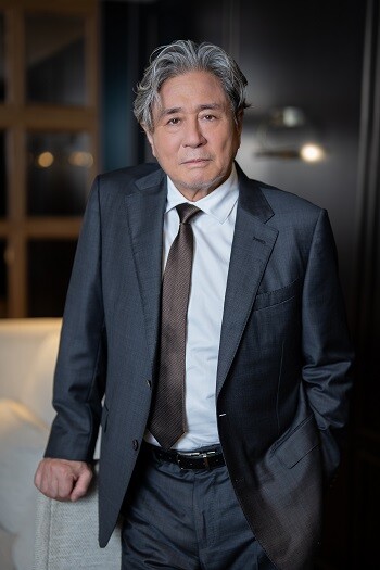 '인턴' 속 기호는 최민식이 오랜만에 보여주는 따뜻하고 다정한 역할이라는 점에서 주목받기도 했다. 사진=워너브러더스 코리아㈜ 제공