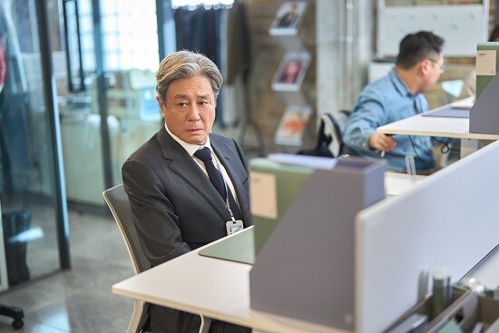 최근 최민식은 영화 '이상한 나라의 수학자', '파묘', 넷플릭스 시리즈 '맨 끝줄 소년'에 이어 '인턴'까지 젊은 후배들과의 좋은 케미스트리를 보여줘 호평을 받았다. 사진=영화 '인턴' 스틸컷