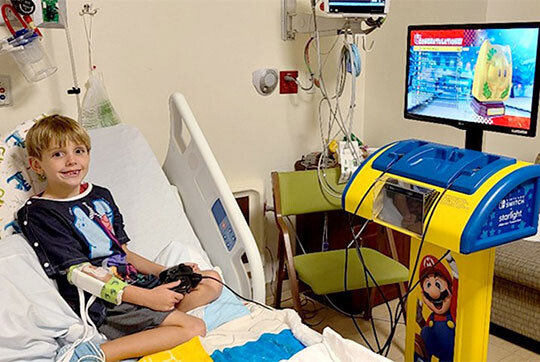 병원에 입원한 어린이가 ‘스타라이트 게이밍 스테이션’을 통해 닌텐도 게임을 즐기고 있다. 사진=닌텐도 공식 홈페이지