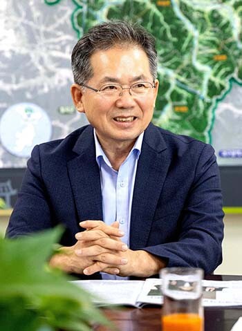 김진열 군수가 정주인구, 생활인구, 관계인구를 함께 늘리는 종합적인 접근이 필요하다고 말했다. 사진=군위군 제공