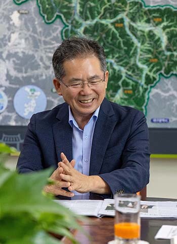 김진열 군수는 보건·복지·돌봄 서비스가 군민 생활 속에서 함께 작동하도록 하겠다고 약속했다. 사진=군위군 제공