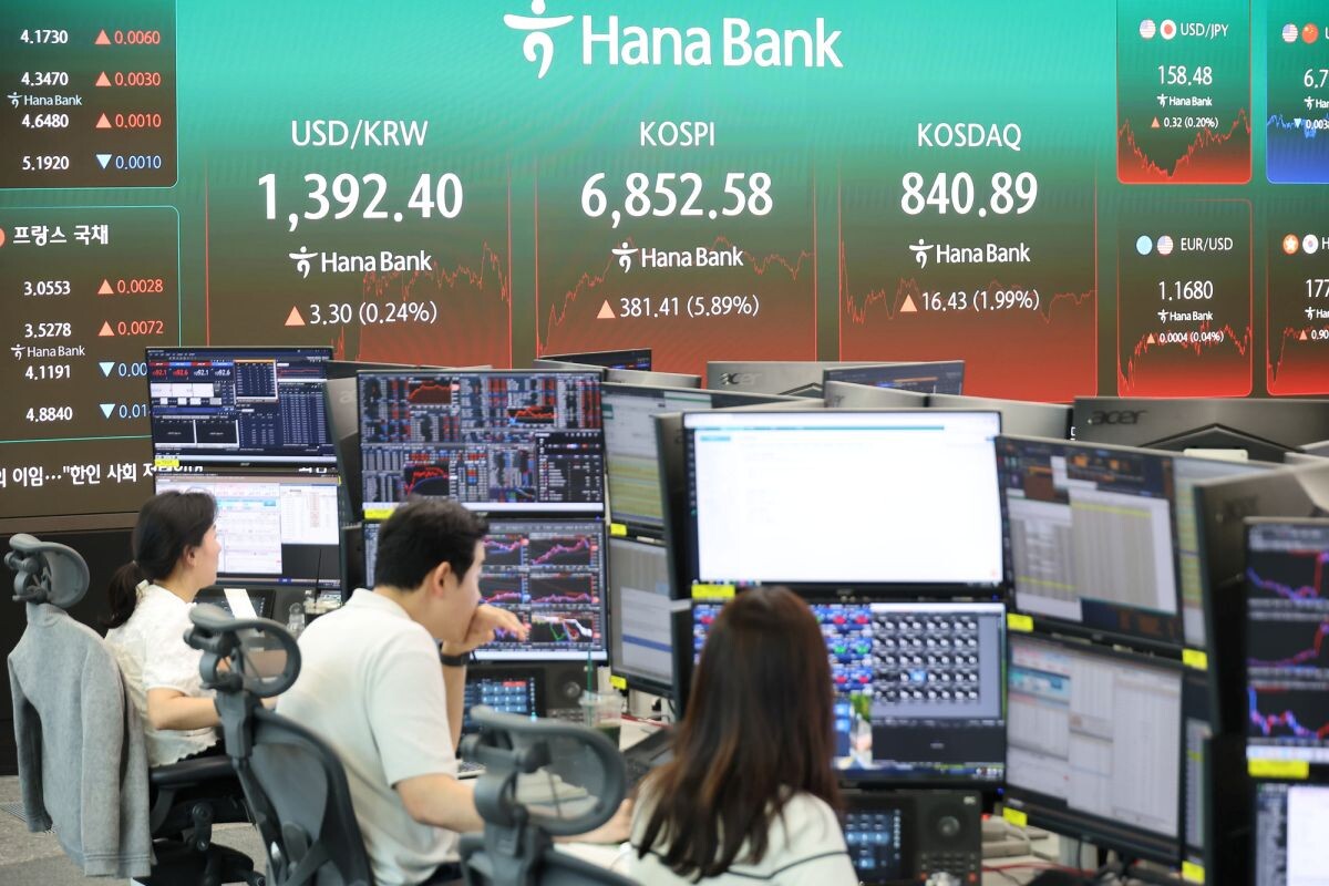 지난 8월 20일 오후 서울 중구 하나은행 본점 딜링룸 전광판에 코스피 등 종가가 표시되고 있다. 사진=임준선 기자