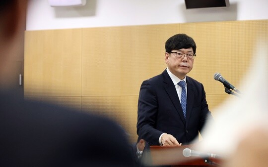 코레일은 지난 1월 다원시스를 사기 혐의로 고소했고, 서울교통공사도 2월 다원시스와 박선순 대표(사진)를 같은 혐의로 고소했다. 2025년 10월 박선순 다원시스 대표가 대전 동구 국가철도공단 본사에서 열린 국회 국토교통위원회의 한국철도공사(코레일)·국가철도공단·에스알(SR)에 대한 국정감사에 증인으로 출석해 의원 질타를 받고 있다. 사진=연합뉴스