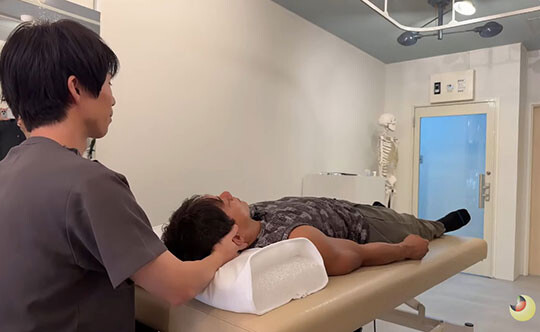 호리는 두피 마사지를 받으며 약 27분간 눈을 감고 코를 골았다. 이후 “마이크로슬립이 10번 정도 있었던 것 같다”고 해명했다. 사진=호리 다이스케 유튜브 캡처