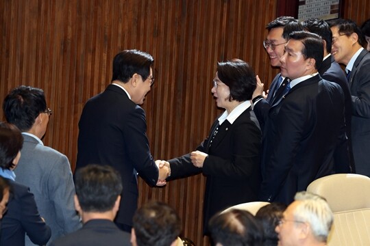 이재명 대통령이 2025년 11월 4일 서울 여의도 국회 본회의에서 2026년도 예산안 및 기금운용계획안에 대한 정부의 시정연설을 마치고 나서며 추미애 의원과 인사를 하고 있다. 사진=국회사진기자단