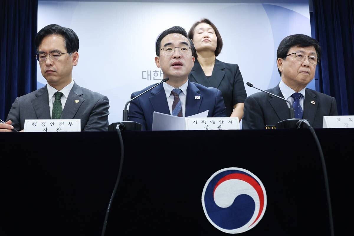 박홍근 기획예산처 장관(가운데)과 최교진 교육부 장관(오른쪽), 김민재 행정안전부 차관이 지난 8월 21일 서울 종로구 정부서울청사에서 지방교육재정교부금 개편 관계부처 합동브리핑을 하고 있다. 사진=연합뉴스