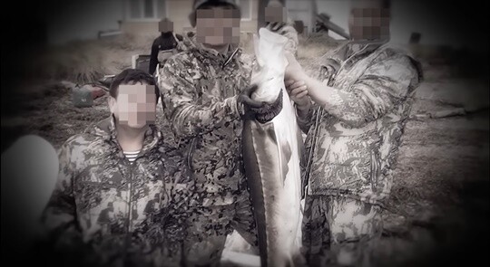 러시아 국영방송 탐사 전문 프로그램 ‘체스니 데텍티브’에 올레크 칸(가운데)은 러시아 마피아 조직 우두머리, 장 회장(왼쪽)은 핵심 측근으로 거론된다. 올레크 칸과 장 회장 등 러시아 마피아는 러시아 극동지역에서 수산업으로 부를 축적한 것으로 알려졌다. 사진=체스니 데텍티프 갈무리