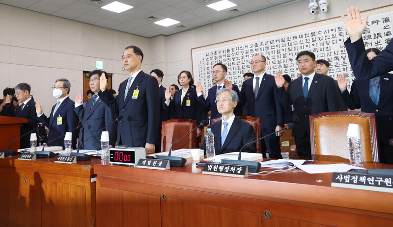 6일 국회 법제사법위원회(법사위)에서 열린 대법원 국정감사 중 조희대 대법원장만 자리에 앉아 증인 선서를 하지 않고 있다. 사진=박은숙 기자