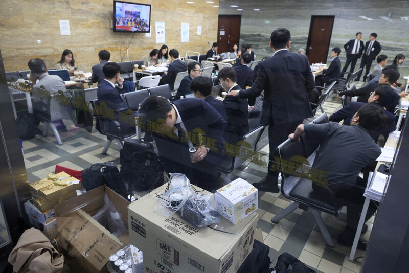 8일 국감 사흘째 피감기관 관계자들이 국회 복도에서 대기하며 자료를 준비하고 있다. 사진=박은숙 기자