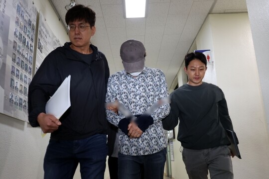 8일 오전 광주 동부경찰서에서 60대 부부를 살해한 혐의로 전날 긴급체포된 50대 남성 A 씨가 전남광주 나주경찰서로 호송되고 있다. 사진=연합뉴스