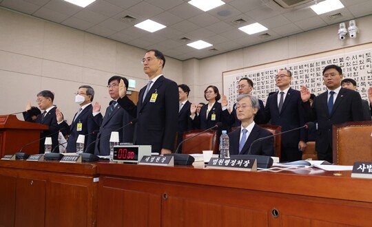 조희대 대법원장이 10월 6일 국회 법제사법위원회에서 열린 대법원 등에 대한 국정감사에서 소관 기관장들의 증인 선서가 진행되는 동안 자리에 앉아 증인 선서를 거부하고 있다. 사진=박은숙 기자