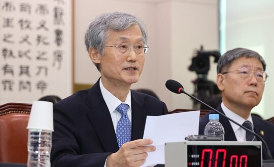 조희대 대법원장이 10월 6일 국회 법제사법위원회에서 열린 대법원 등에 대한 국정감사에서 의원 질의에 미리 써온 원고를 품에서 꺼내 읽고 있다. 사진=박은숙 기자