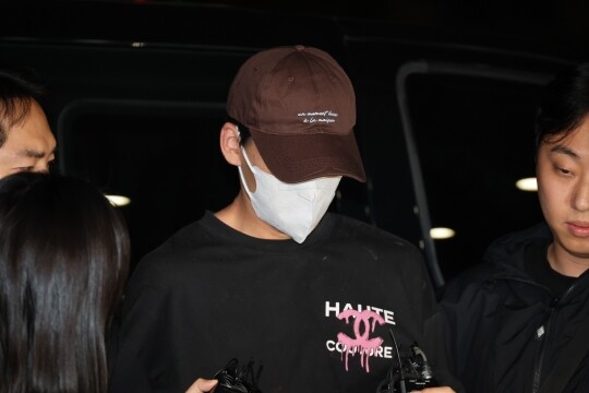 스토킹과 가정폭력 신고 이후 경찰의 보호를 받던 피해자들이 잇따라 살해되면서 현행 피해자 보호 제도의 실효성에 의문이 제기되고 있다. 서울 송파구에서 장모를 살해하고 아내를 납치한 20대 남성이 송파경찰서로 이송되는 모습. 사진=연합뉴스