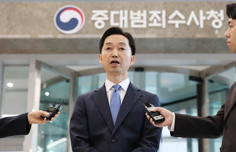 김지용 초대 중대범죄수사청장이 19일 서울 중구 중대범죄수사청(중수청)으로 출근하며 취재진의 질문에 답변하고 있다. 사진=연합뉴스