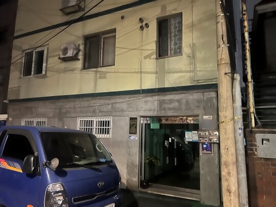 이 씨는 범행 전 주거지 인근에서 플라스틱 통과 라이터, 휘발유를 구입한 것으로 조사됐다. 서울 강서구 공항동의 이 씨가 살던 오피스텔. 사진=한승구 기자